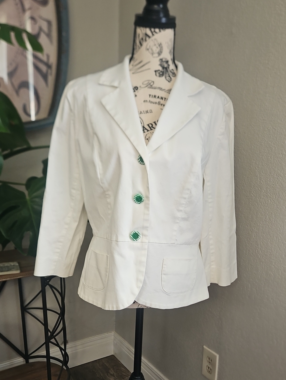 Sandra Darren White Blazer with Green Accent Buttons Size 16
